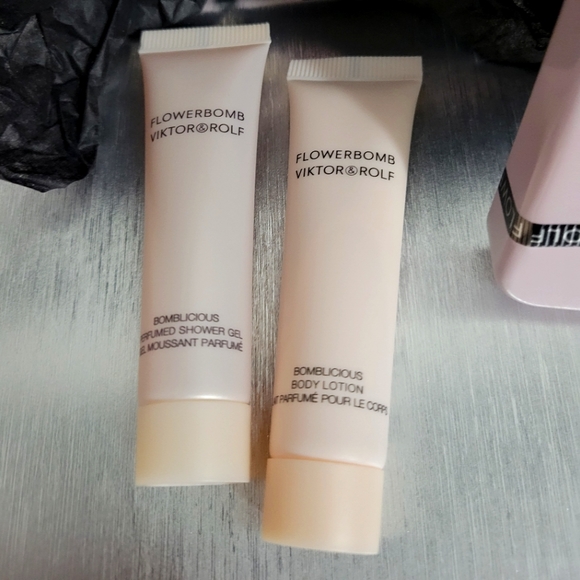 Viktor & Rolf Flowerbomb travel/sample set - Picture 2 of 3